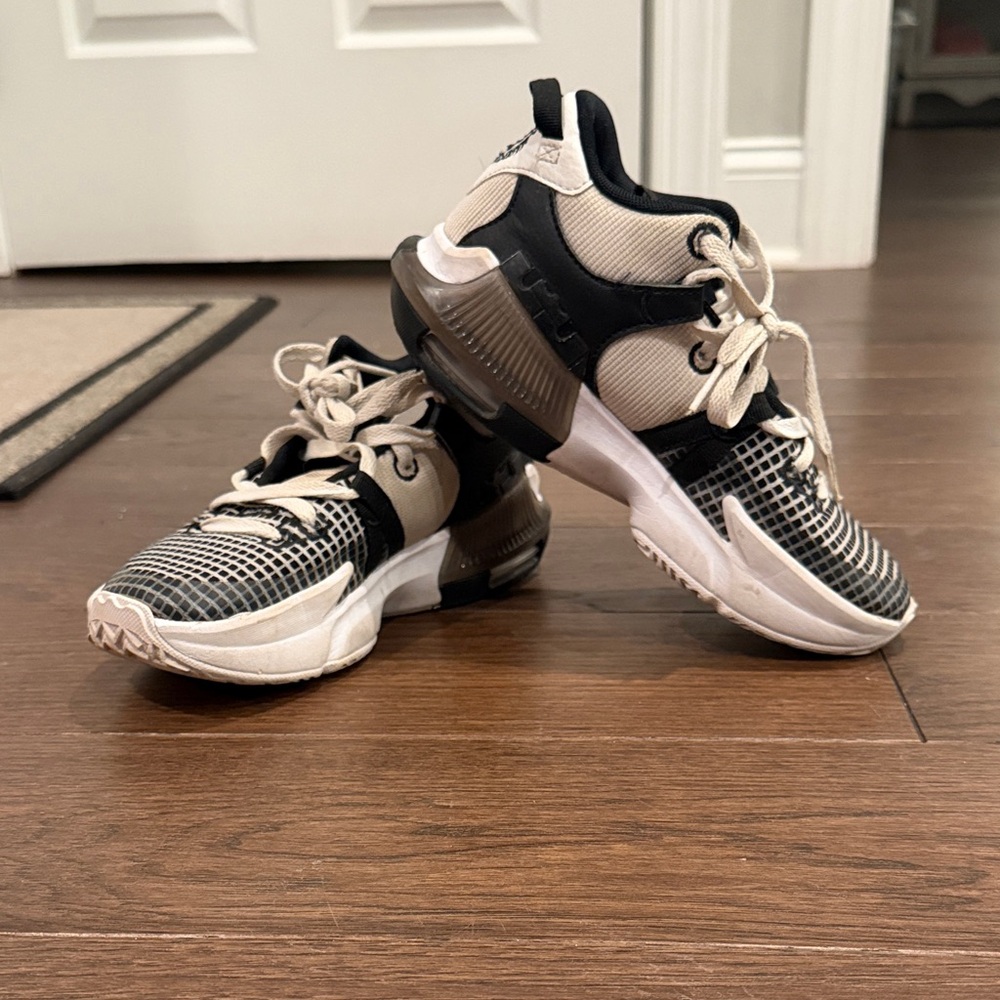 Nike LeBron Witness 7 GS 'White Black' DQ8650-100 YOUTH Sz 4Y C1-033